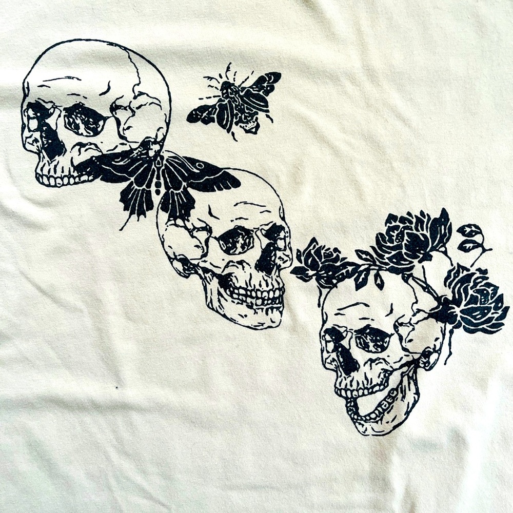 XL Tan Three Skulls Butterflies and Flowers T-shirt